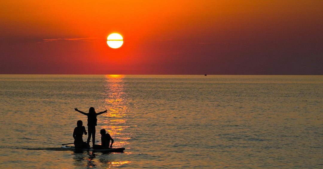 Die besten Orte zum Paddleboarding bei Sonnenuntergang in den USA